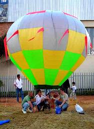 A radio controlled model balloon